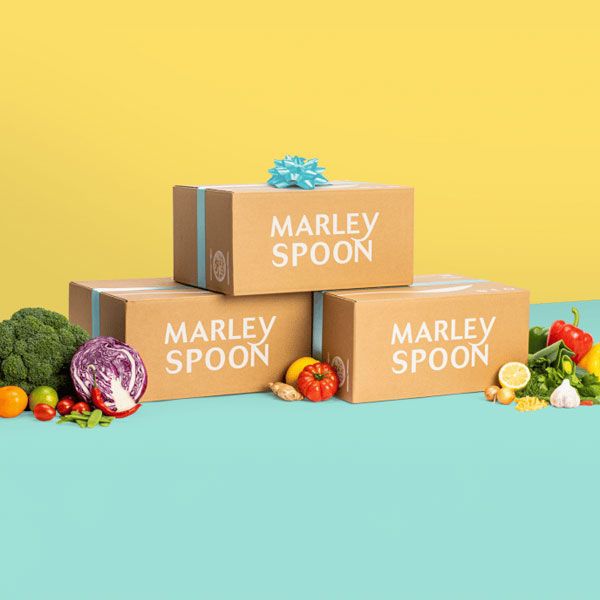 Drei-Marley-Spoon-Kochboxen-mit-Gemüse-davor