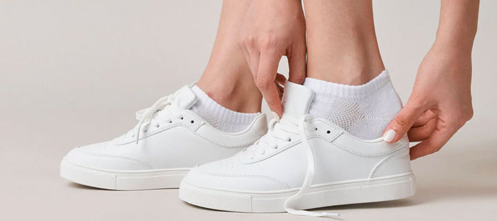 Weiße Sneaker und weiße Socken