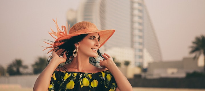 Frau mit Hut in Sommerkleid