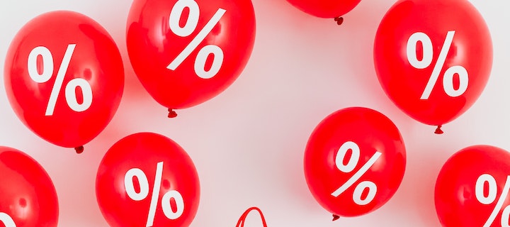 Rote Luftballons mit Prozentzeichen