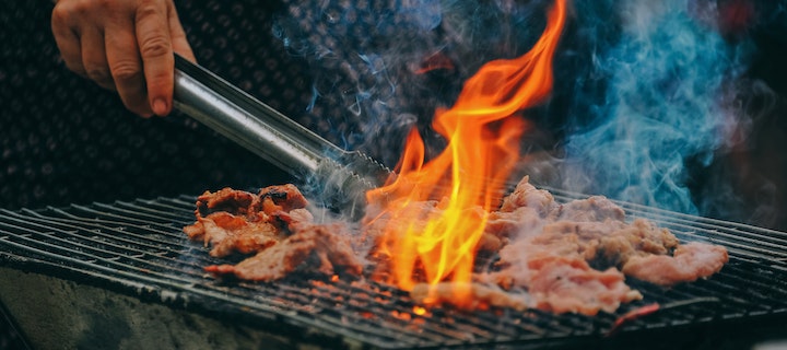 Fleisch auf Grill mit Flamme